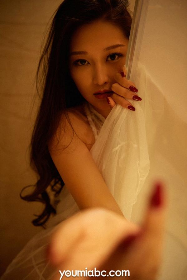    YouMi尤蜜-溪溪《深夜调情》：浴室私房极致美臀诱惑，曼妙曲线极致撩人，性感白纱大尺度写真第13张图片
