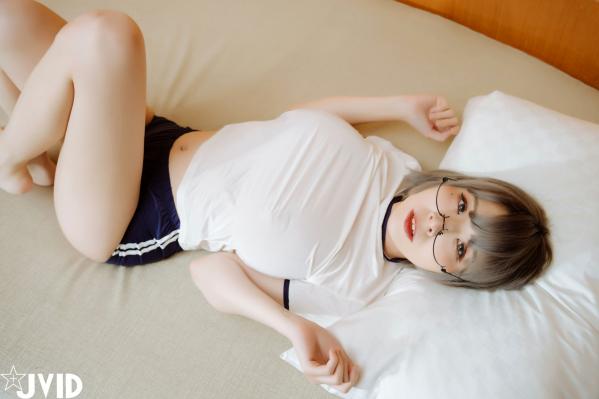    JVID黎菲儿与黎葵司私房写真：活力运动装与大胆高叉泳衣，欧美日系风格双倍视觉诱惑第16张图片