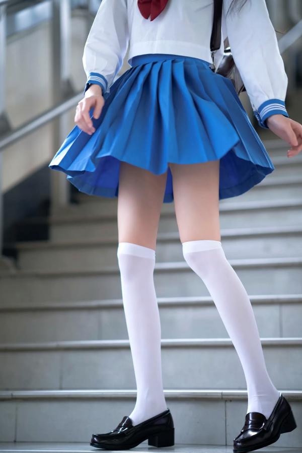    桜桃喵 - 地铁JK水手服校服少女，清纯可爱校园风写真，都市地铁里的青春初恋感 [33P]第7张图片