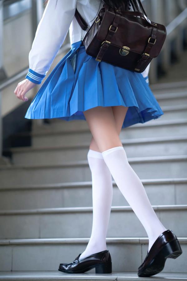    桜桃喵 - 地铁JK水手服校服少女，清纯可爱校园风写真，都市地铁里的青春初恋感 [33P]第8张图片