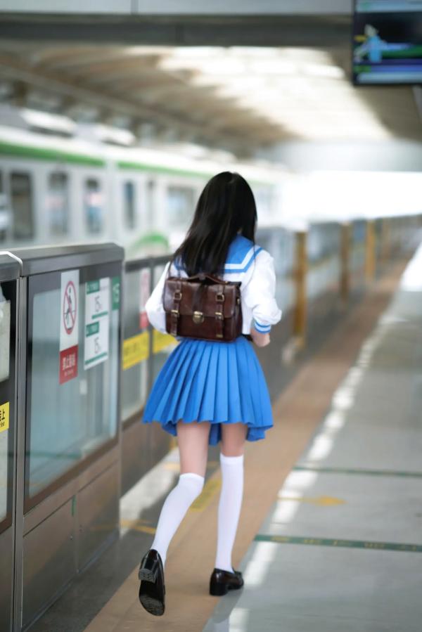    桜桃喵 - 地铁JK水手服校服少女，清纯可爱校园风写真，都市地铁里的青春初恋感 [33P]第12张图片