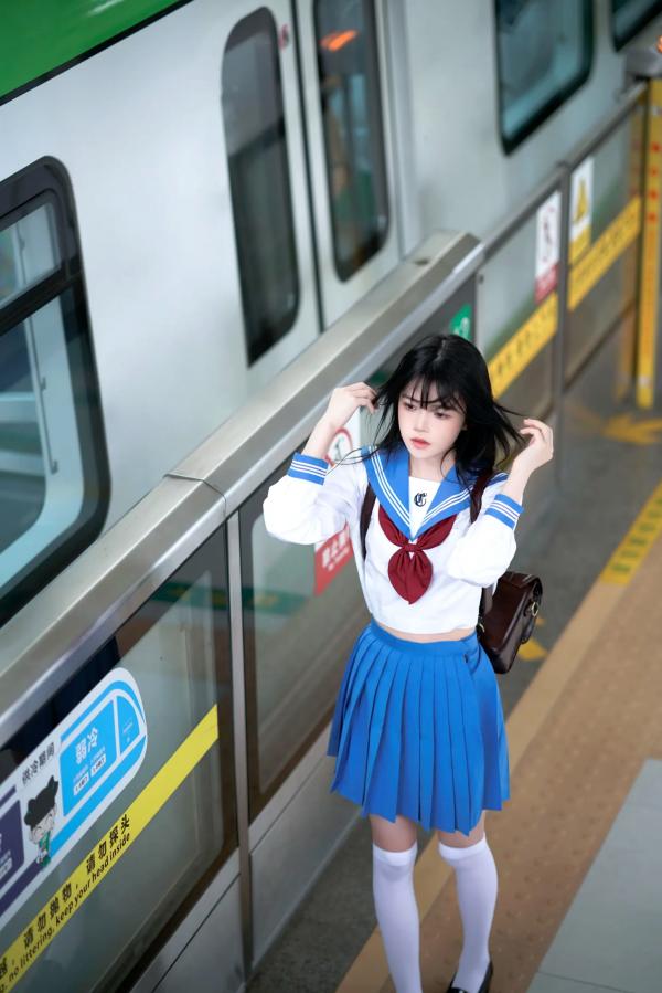    桜桃喵 - 地铁JK水手服校服少女，清纯可爱校园风写真，都市地铁里的青春初恋感 [33P]第18张图片