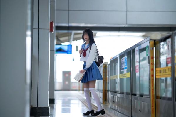    桜桃喵 - 地铁JK水手服校服少女，清纯可爱校园风写真，都市地铁里的青春初恋感 [33P]第20张图片