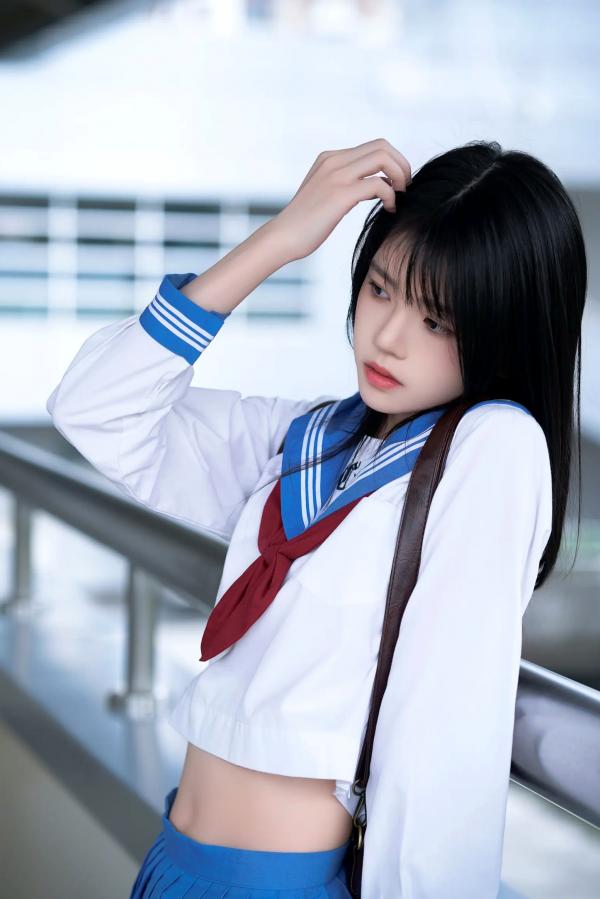    桜桃喵 - 地铁JK水手服校服少女，清纯可爱校园风写真，都市地铁里的青春初恋感 [33P]第26张图片