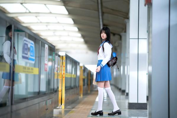    桜桃喵 - 地铁JK水手服校服少女，清纯可爱校园风写真，都市地铁里的青春初恋感 [33P]第31张图片