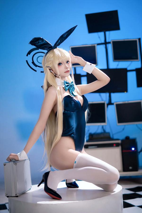    艾西Aiwest - 飞鸟马时兔女郎特工装cosplay写真，深蓝连体衣配武器，赛博朋克科技风绝美演绎第1张图片