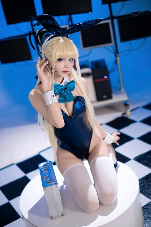    艾西Aiwest - 飞鸟马时兔女郎特工装cosplay写真，深蓝连体衣配武器，赛博朋克科技风绝美演绎第2张图片