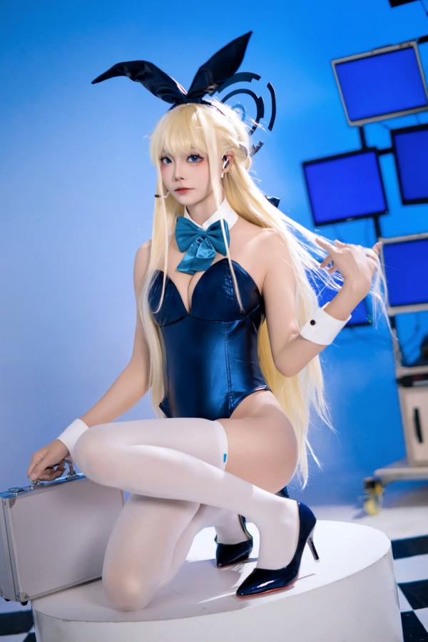    艾西Aiwest - 飞鸟马时兔女郎特工装cosplay写真，深蓝连体衣配武器，赛博朋克科技风绝美演绎第3张图片