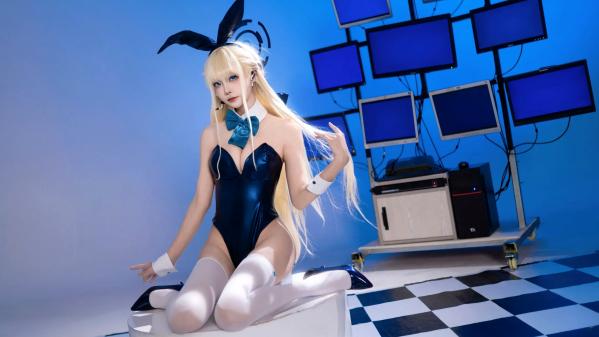    艾西Aiwest - 飞鸟马时兔女郎特工装cosplay写真，深蓝连体衣配武器，赛博朋克科技风绝美演绎第8张图片