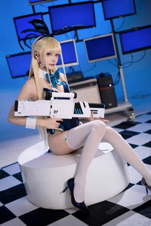    艾西Aiwest - 飞鸟马时兔女郎特工装cosplay写真，深蓝连体衣配武器，赛博朋克科技风绝美演绎第14张图片
