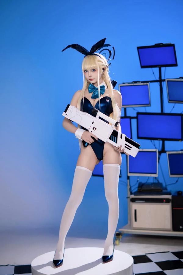    艾西Aiwest - 飞鸟马时兔女郎特工装cosplay写真，深蓝连体衣配武器，赛博朋克科技风绝美演绎第16张图片