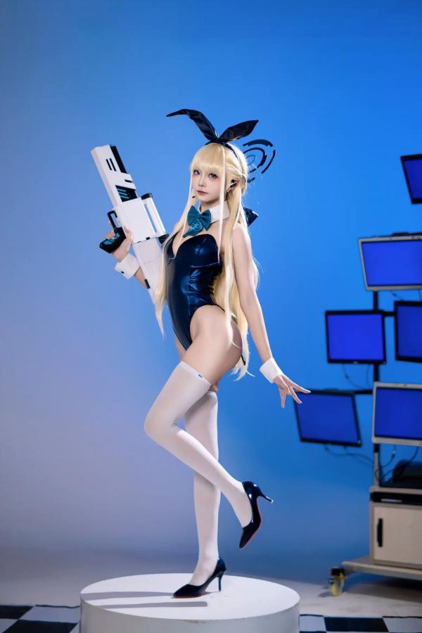    艾西Aiwest - 飞鸟马时兔女郎特工装cosplay写真，深蓝连体衣配武器，赛博朋克科技风绝美演绎第17张图片
