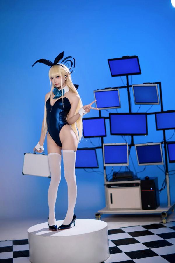    艾西Aiwest - 飞鸟马时兔女郎特工装cosplay写真，深蓝连体衣配武器，赛博朋克科技风绝美演绎第24张图片