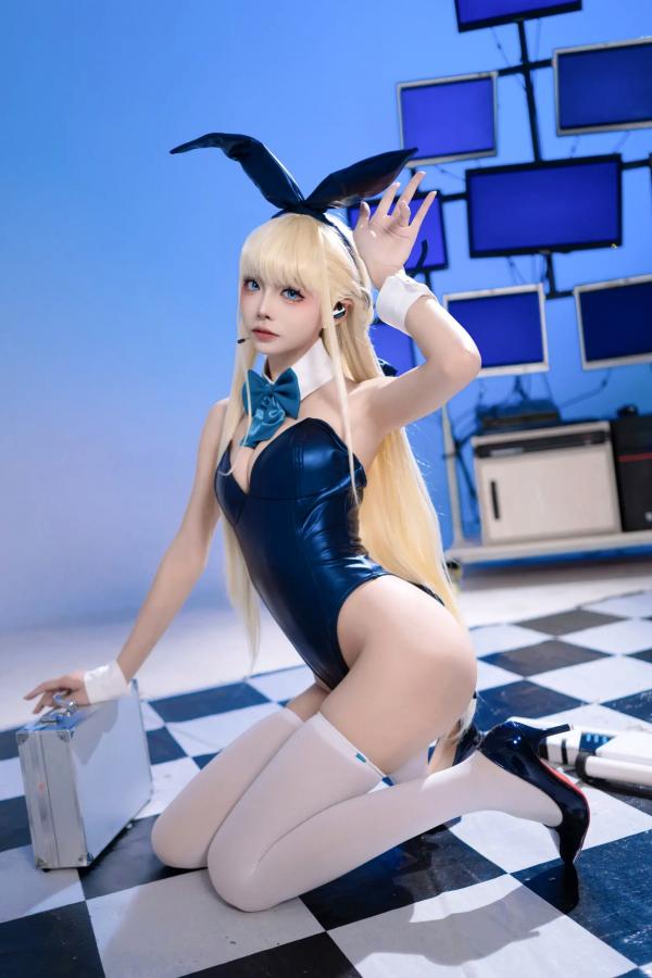    艾西Aiwest - 飞鸟马时兔女郎特工装cosplay写真，深蓝连体衣配武器，赛博朋克科技风绝美演绎第25张图片
