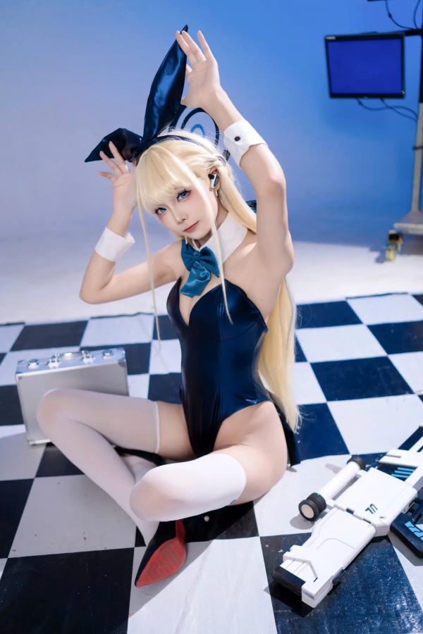    艾西Aiwest - 飞鸟马时兔女郎特工装cosplay写真，深蓝连体衣配武器，赛博朋克科技风绝美演绎第30张图片