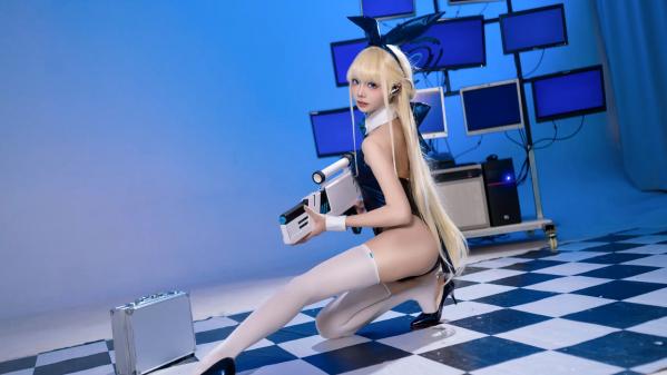    艾西Aiwest - 飞鸟马时兔女郎特工装cosplay写真，深蓝连体衣配武器，赛博朋克科技风绝美演绎第31张图片