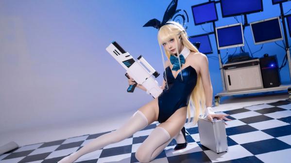    艾西Aiwest - 飞鸟马时兔女郎特工装cosplay写真，深蓝连体衣配武器，赛博朋克科技风绝美演绎第33张图片
