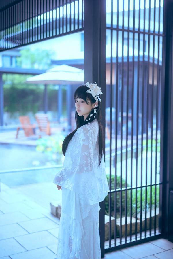    Shika小鹿鹿 - 新中式室外庭院写真，清新古风仙气十足，静谧优雅纯白诱惑 [21P]第1张图片