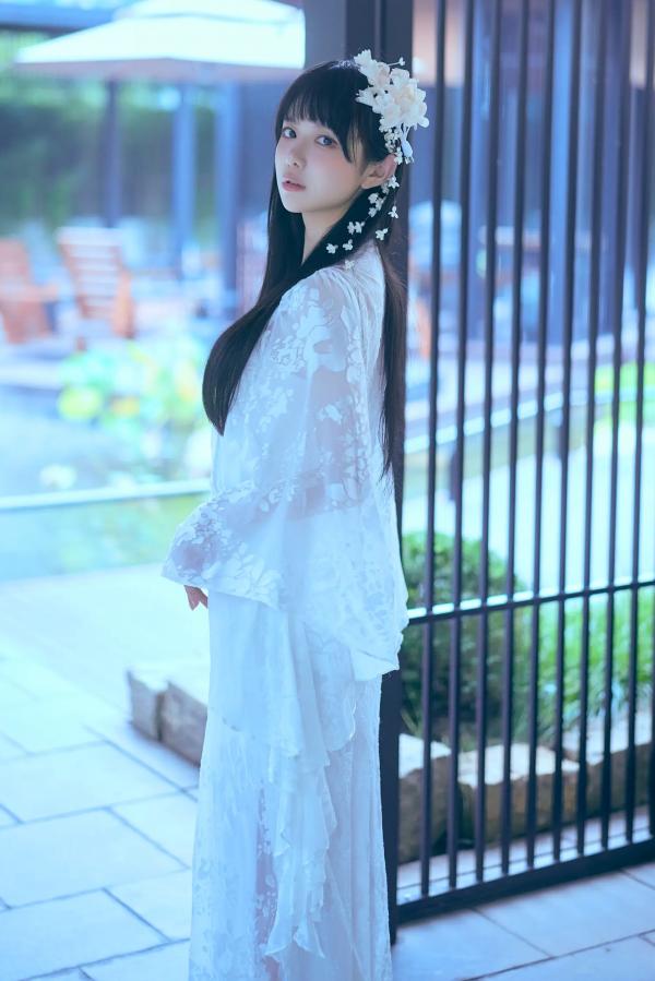    Shika小鹿鹿 - 新中式室外庭院写真，清新古风仙气十足，静谧优雅纯白诱惑 [21P]第2张图片