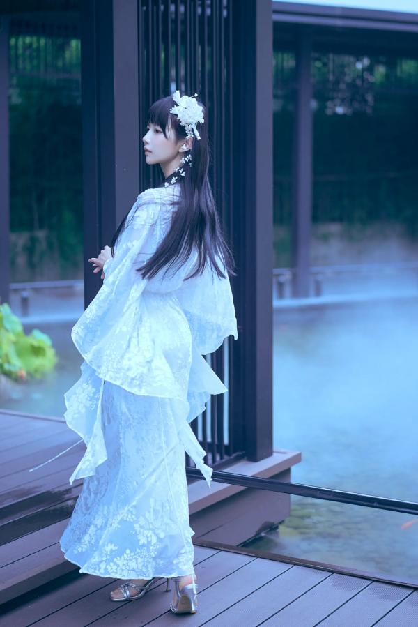    Shika小鹿鹿 - 新中式室外庭院写真，清新古风仙气十足，静谧优雅纯白诱惑 [21P]第3张图片