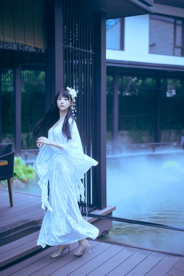    Shika小鹿鹿 - 新中式室外庭院写真，清新古风仙气十足，静谧优雅纯白诱惑 [21P]第4张图片