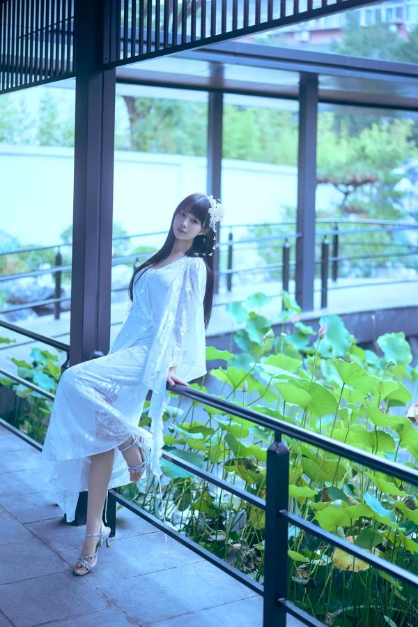    Shika小鹿鹿 - 新中式室外庭院写真，清新古风仙气十足，静谧优雅纯白诱惑 [21P]第8张图片