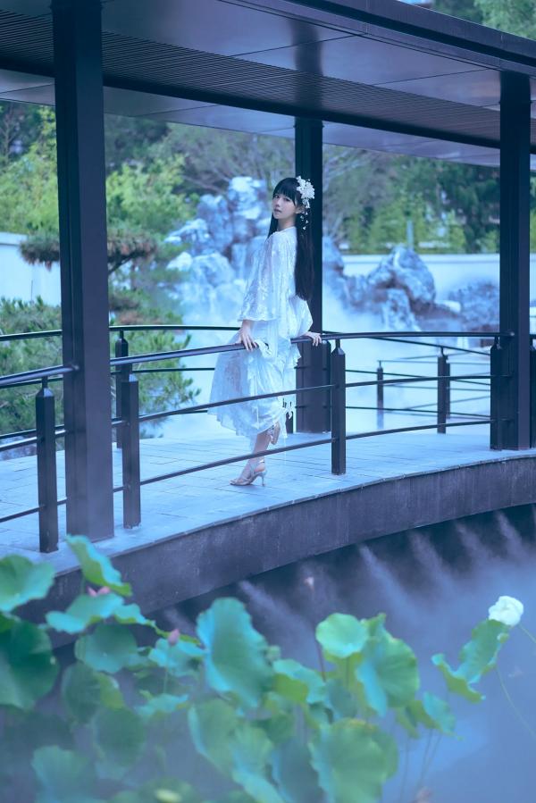    Shika小鹿鹿 - 新中式室外庭院写真，清新古风仙气十足，静谧优雅纯白诱惑 [21P]第9张图片