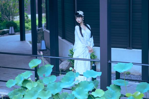    Shika小鹿鹿 - 新中式室外庭院写真，清新古风仙气十足，静谧优雅纯白诱惑 [21P]第13张图片