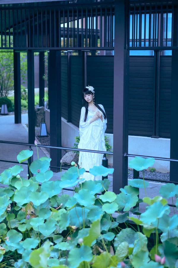    Shika小鹿鹿 - 新中式室外庭院写真，清新古风仙气十足，静谧优雅纯白诱惑 [21P]第14张图片