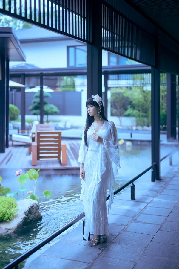    Shika小鹿鹿 - 新中式室外庭院写真，清新古风仙气十足，静谧优雅纯白诱惑 [21P]第21张图片