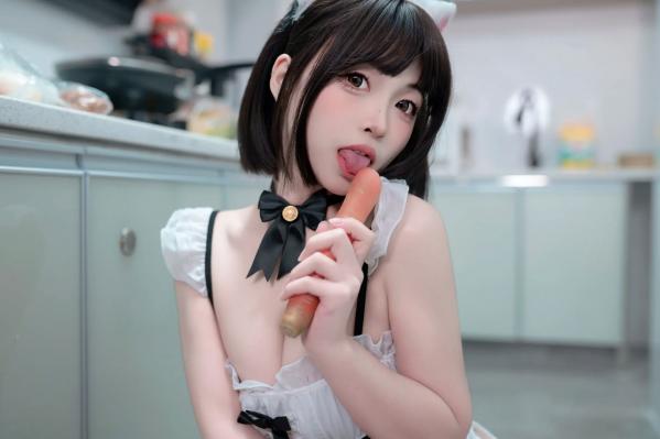    Bangni邦尼 - 居家厨房诱惑猫娘，黑白连体衣配白丝美腿，可爱与性感并存的小猫日记 [103P]第26张图片