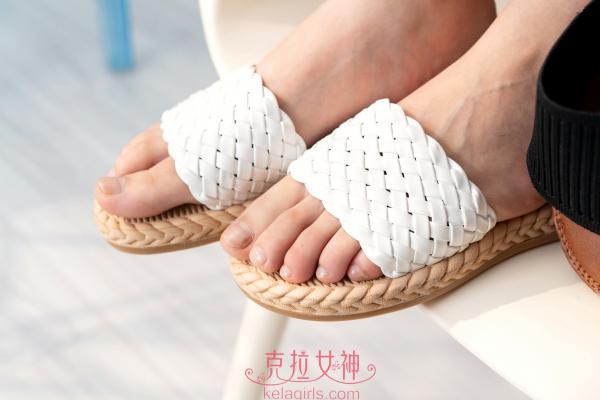    KelaGirls克拉女神 2020.11.04 沫夕《试鞋记》清纯家居少女，优雅美腿展示，多款休闲凉拖试穿，唯美写真集第15张图片