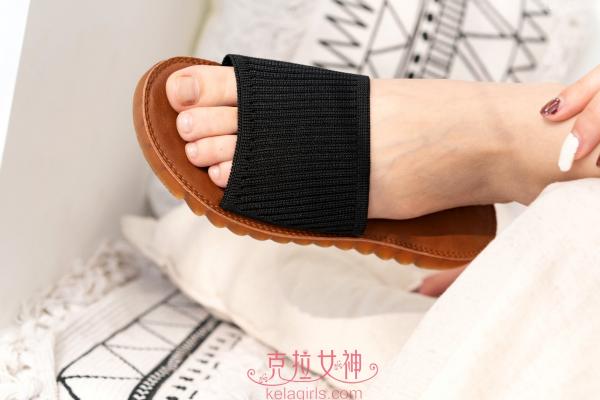    KelaGirls克拉女神 2020.11.04 沫夕《试鞋记》清纯家居少女，优雅美腿展示，多款休闲凉拖试穿，唯美写真集第26张图片
