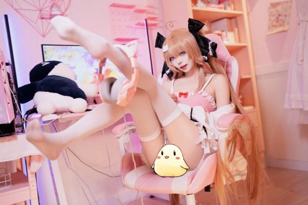    艾西aiwest - 雷戈洛，二次元少女粉色系居家私房照，清纯萌系cosplay，卧室唯美写真 [33P]第1张图片