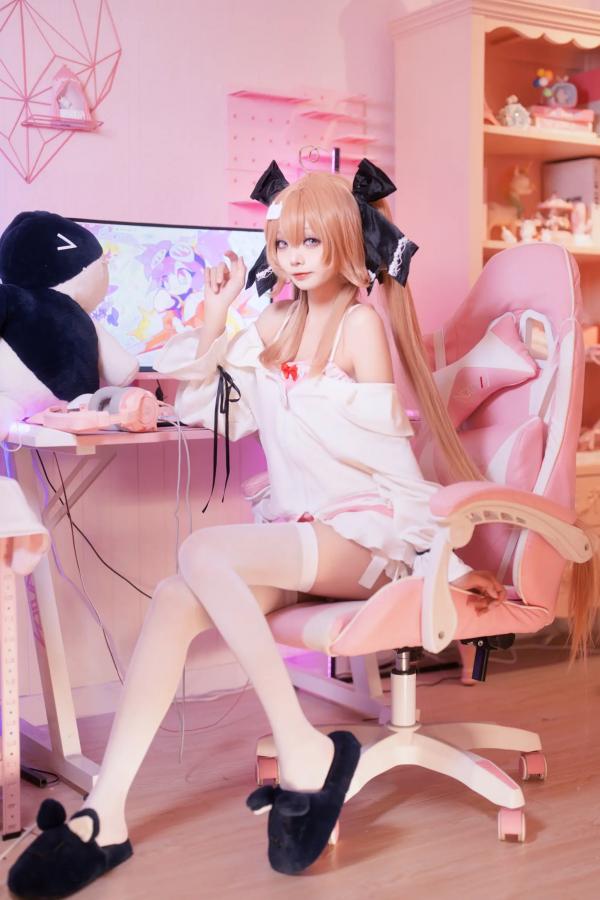    艾西aiwest - 雷戈洛，二次元少女粉色系居家私房照，清纯萌系cosplay，卧室唯美写真 [33P]第2张图片