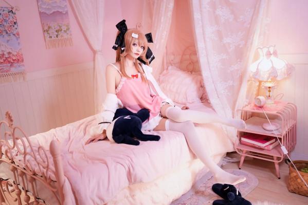    艾西aiwest - 雷戈洛，二次元少女粉色系居家私房照，清纯萌系cosplay，卧室唯美写真 [33P]第19张图片