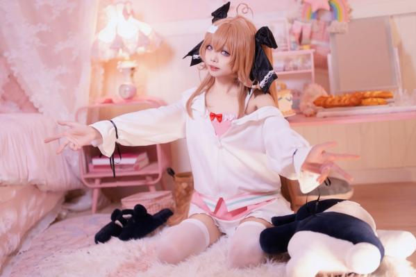    艾西aiwest - 雷戈洛，二次元少女粉色系居家私房照，清纯萌系cosplay，卧室唯美写真 [33P]第29张图片