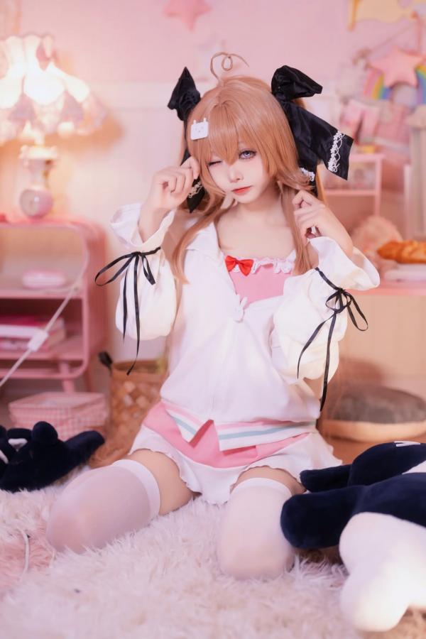    艾西aiwest - 雷戈洛，二次元少女粉色系居家私房照，清纯萌系cosplay，卧室唯美写真 [33P]第30张图片