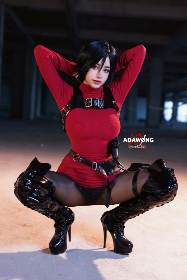    Byoru艾达王Ada Wong高定Cosplay，红衣特工紧身裙丝袜长靴冷艳诱惑大尺度写真第5张图片
