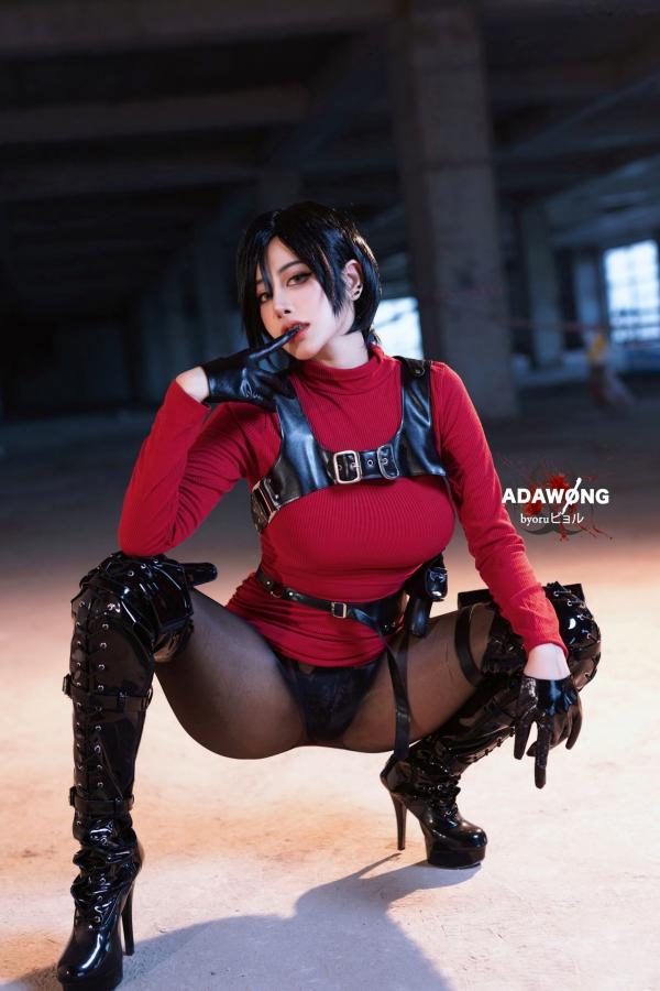    Byoru艾达王Ada Wong高定Cosplay，红衣特工紧身裙丝袜长靴冷艳诱惑大尺度写真第6张图片