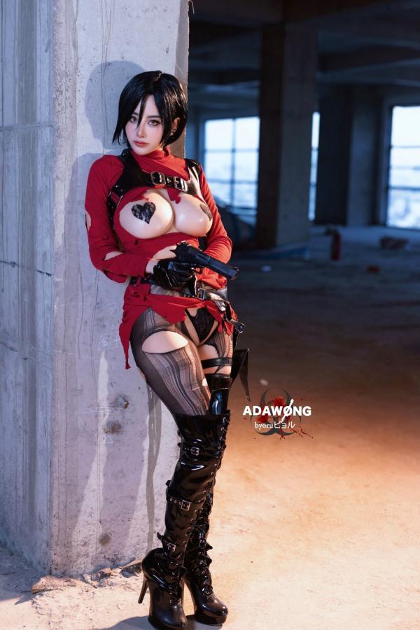    Byoru艾达王Ada Wong高定Cosplay，红衣特工紧身裙丝袜长靴冷艳诱惑大尺度写真第13张图片