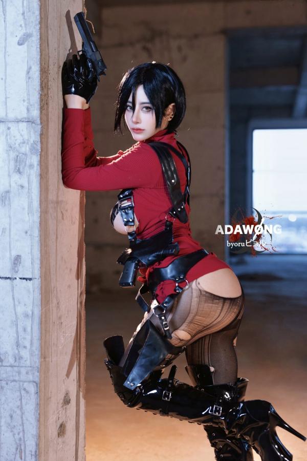    Byoru艾达王Ada Wong高定Cosplay，红衣特工紧身裙丝袜长靴冷艳诱惑大尺度写真第18张图片