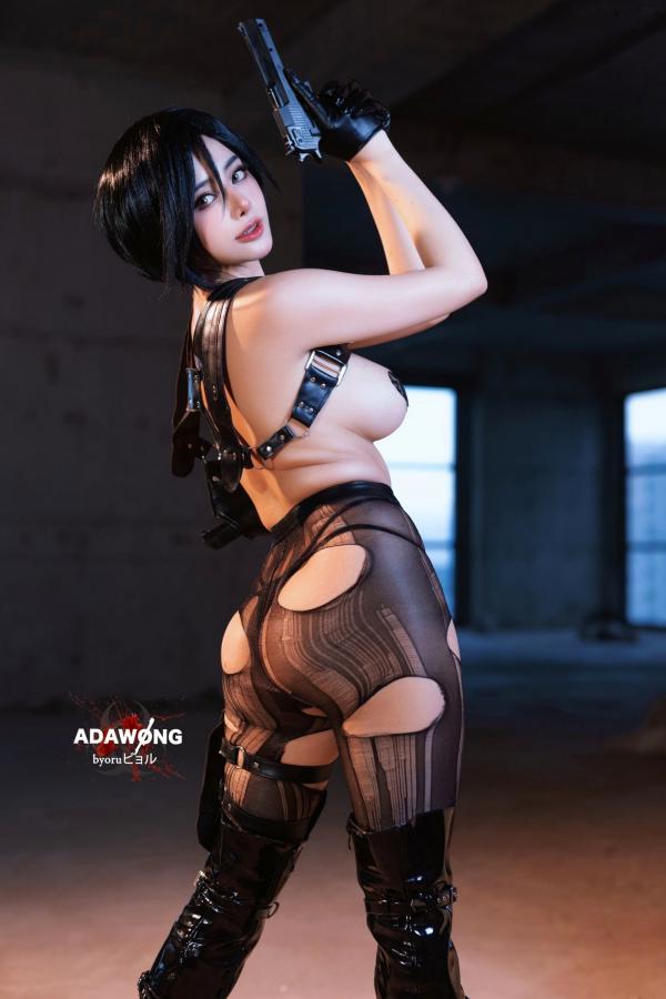    Byoru艾达王Ada Wong高定Cosplay，红衣特工紧身裙丝袜长靴冷艳诱惑大尺度写真第36张图片