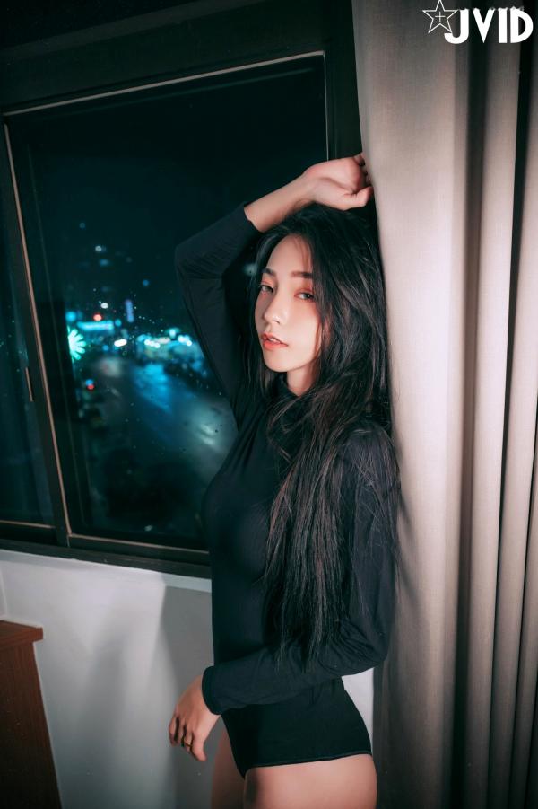    JVID女神飘飘私房写真：极致性感连体衣与诱惑内衣风格，完美身材曲线尽显，绝美冷艳视觉盛宴第5张图片