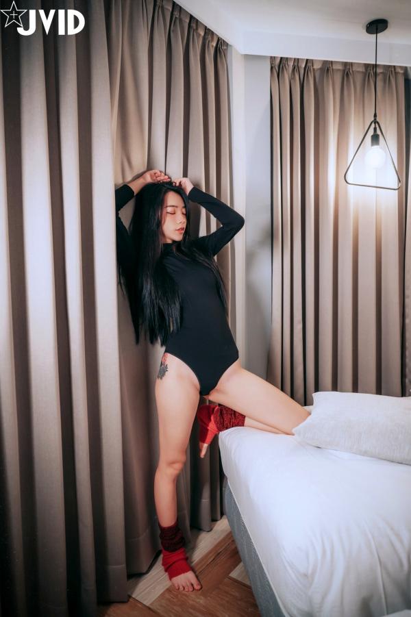    JVID女神飘飘私房写真：极致性感连体衣与诱惑内衣风格，完美身材曲线尽显，绝美冷艳视觉盛宴第7张图片