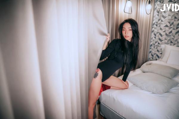    JVID女神飘飘私房写真：极致性感连体衣与诱惑内衣风格，完美身材曲线尽显，绝美冷艳视觉盛宴第8张图片