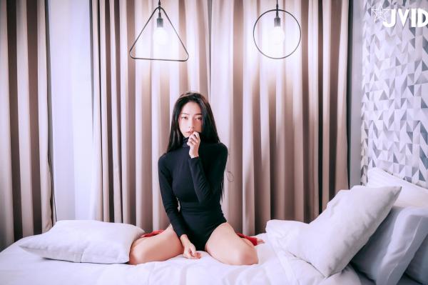    JVID女神飘飘私房写真：极致性感连体衣与诱惑内衣风格，完美身材曲线尽显，绝美冷艳视觉盛宴第12张图片