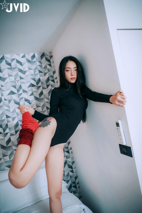    JVID女神飘飘私房写真：极致性感连体衣与诱惑内衣风格，完美身材曲线尽显，绝美冷艳视觉盛宴第18张图片