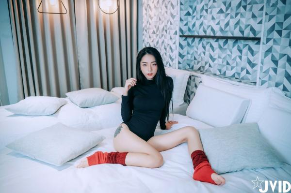    JVID女神飘飘私房写真：极致性感连体衣与诱惑内衣风格，完美身材曲线尽显，绝美冷艳视觉盛宴第23张图片