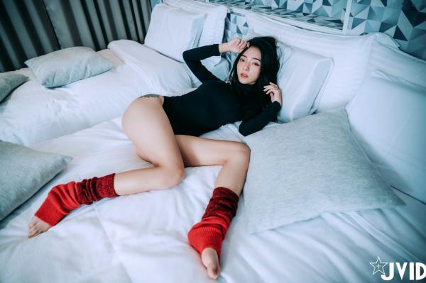    JVID女神飘飘私房写真：极致性感连体衣与诱惑内衣风格，完美身材曲线尽显，绝美冷艳视觉盛宴第24张图片